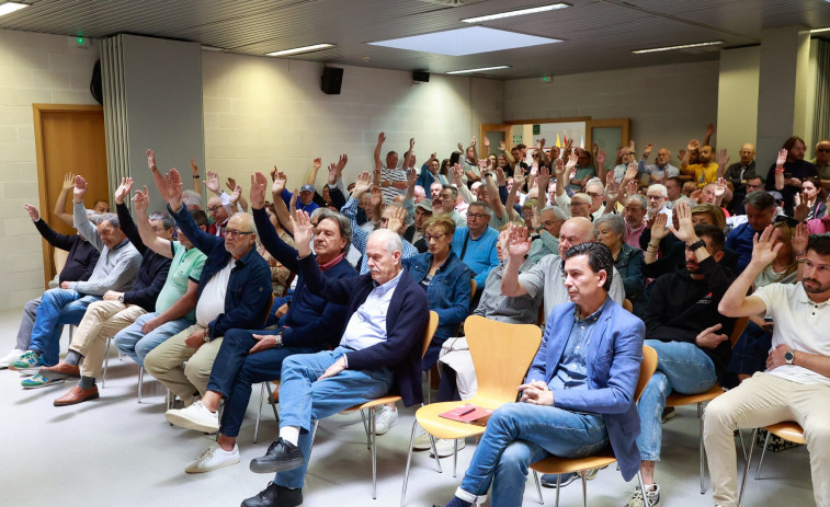 Manolo Abalo sigue al frente del Arosa al sentirse con más partidarios que detractores en la asamblea