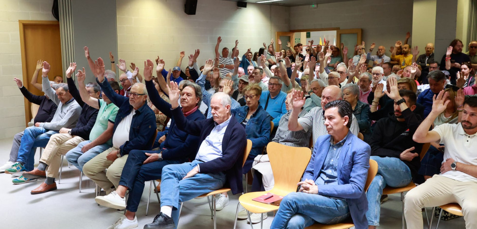 Manolo Abalo sigue al frente del Arosa al sentirse con más partidarios que detractores en la asamblea