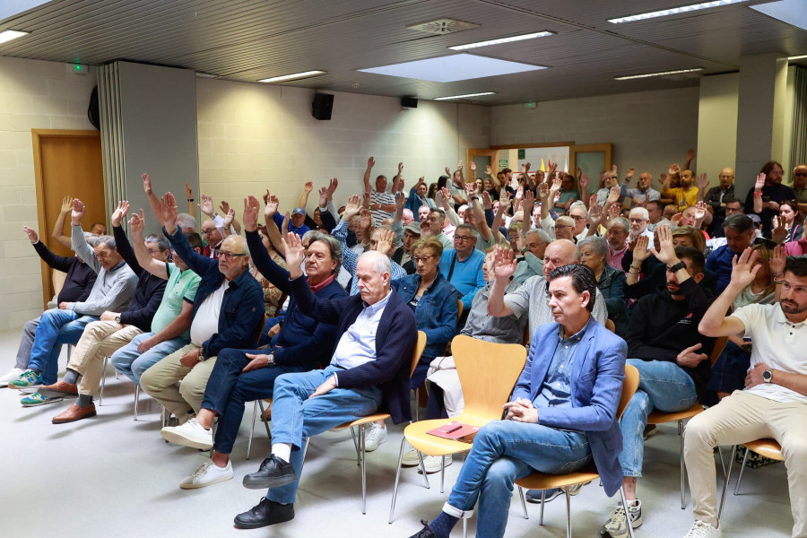 Manolo Abalo sigue al frente del Arosa al sentirse con más partidarios que detractores en la asamblea