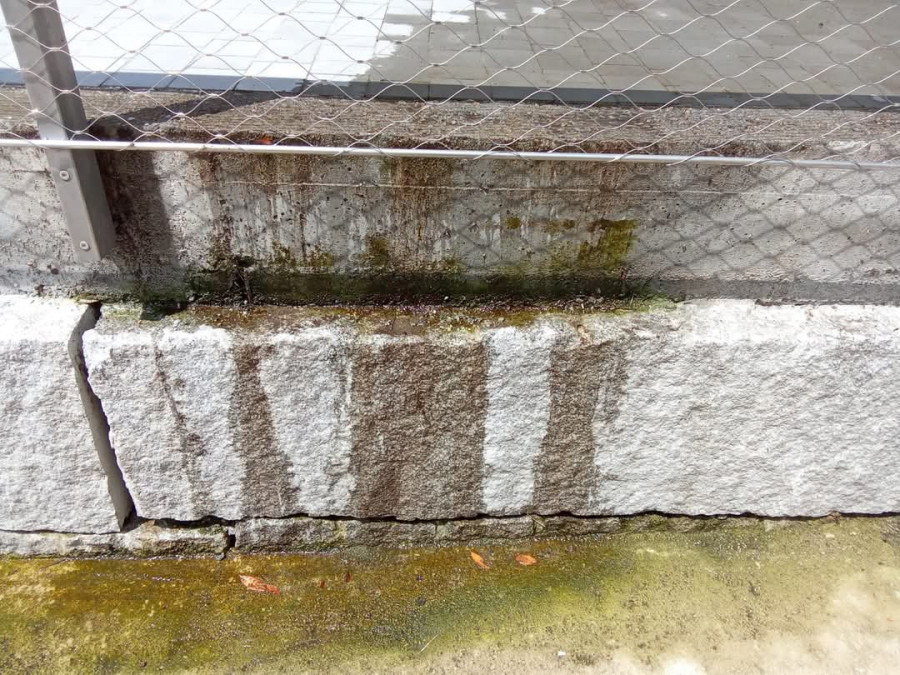 Vecinos de Portonovo denuncian filtraciones de agua tras las obras hechas en A Peixeira
