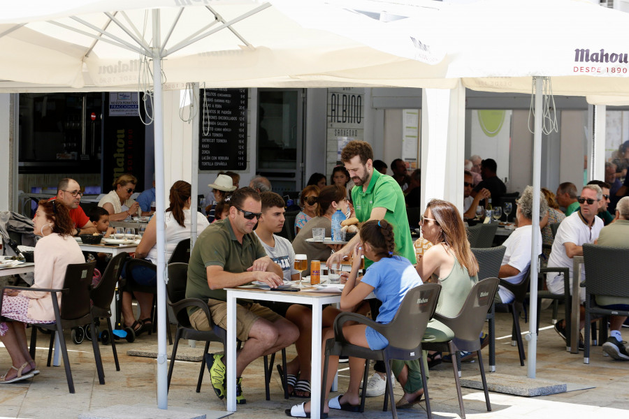 Los hosteleros de Sanxenxo refuerzan la plantilla de cara a los meses de julio y agosto