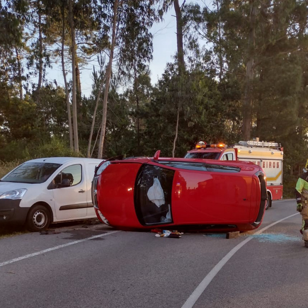 Rescatado de su vehículo tras chocar contra una furgoneta en Boiro