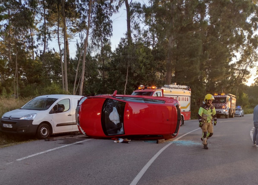 Rescatado de su vehículo tras chocar contra una furgoneta en Boiro