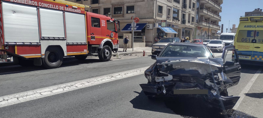 Herida una conductora por un accidente en Sanxenxo entre dos turismos