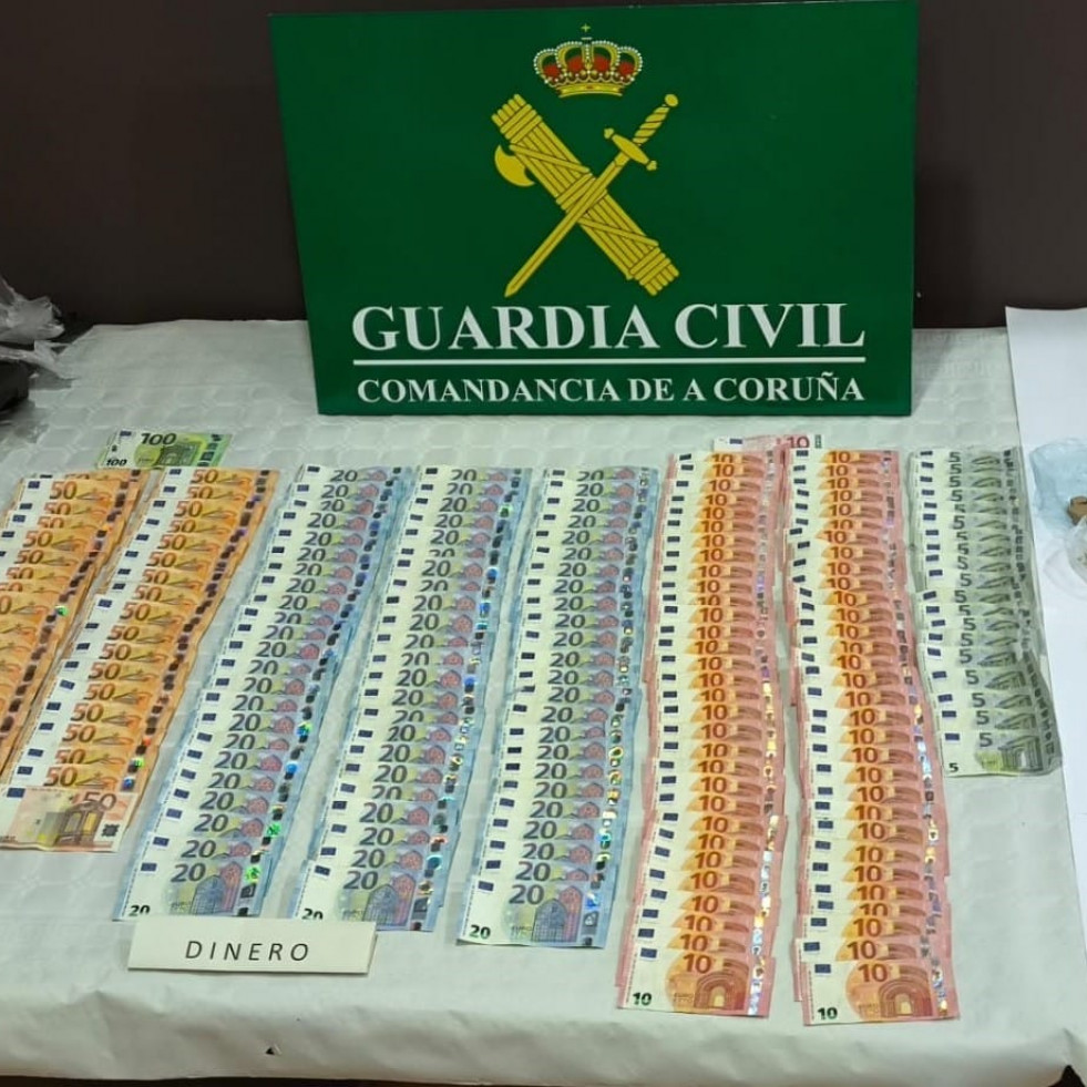 Desmantelados dos puntos de venta de drogas en Boiro con más de 600 dosis incautadas
