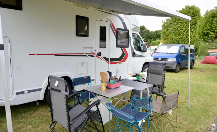 Bungalows para los españoles y caravanas para los europeos, así es el camping en  O Barbanza