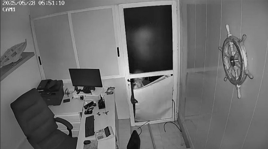 Una mujer roba 2.600 euros, deja un portátil y se lleva unos juguetes