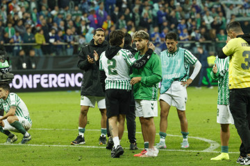 Jugadores del Betis tras caer derrotados en el encuentro