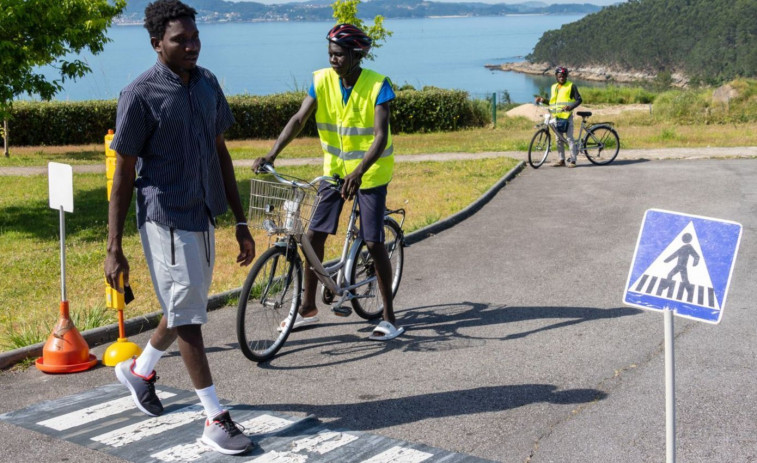 La Policía Local de Sanxenxo ofrece un curso de seguridad vial para circular en bicicleta dirigido a migrantes