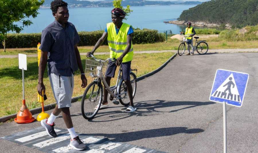 La Policía Local de Sanxenxo ofrece un curso de seguridad vial para circular en bicicleta dirigido a migrantes