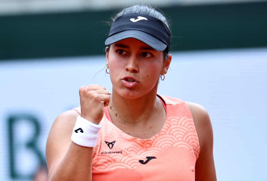 Jéssica Bouzas avanza a tercera ronda en Roland Garros al sobrevivir a la batalla con Montgomery