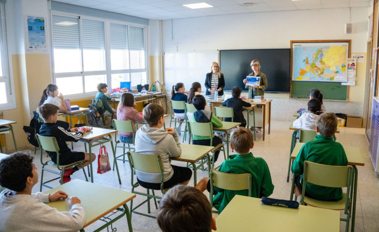 Unas charlas sobre la relevancia de las banderas azules en las playas llegan a los colegios de Sanxenxo