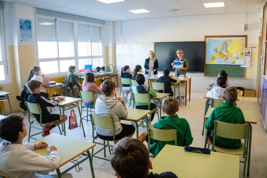 Unas charlas sobre la relevancia de las banderas azules en las playas llegan a los colegios de Sanxenxo