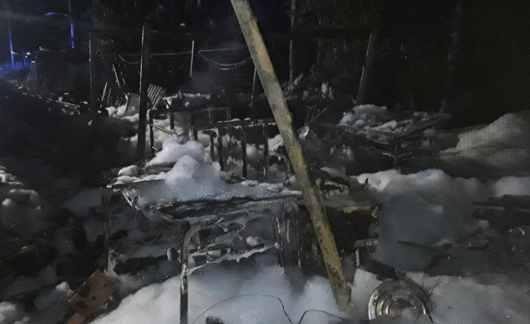 Extinguen el fuego originado de madrugada en un cobertizo en la Rúa Xiabre