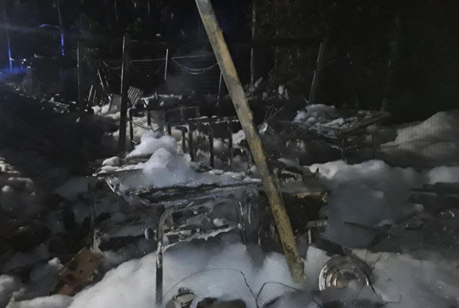 Extinguen el fuego originado de madrugada en un cobertizo en la Rúa Xiabre