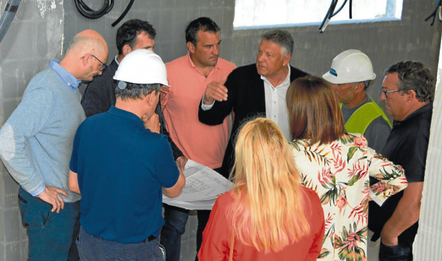 Inician las obras para habilitar una biblioteca, un centro de mayores y el FP de hostelería en el colegio de O Cruceiro