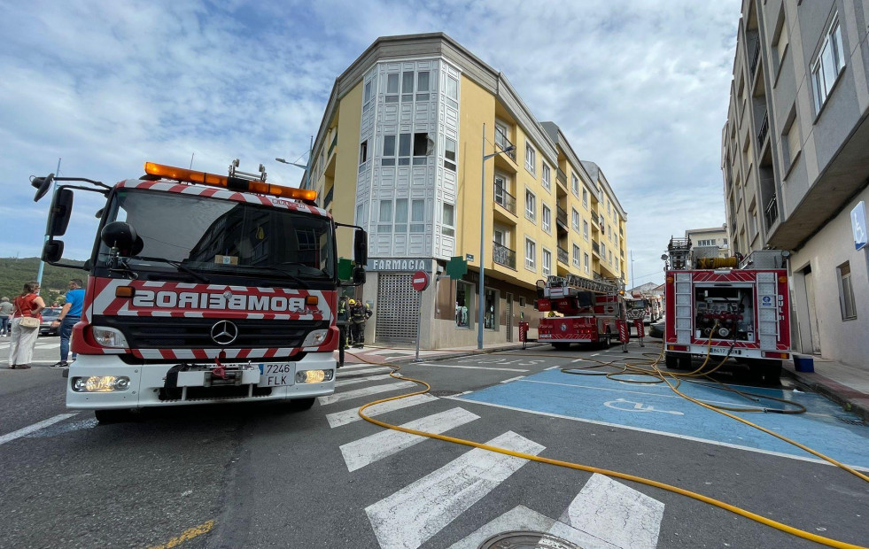 El incendio de Laxe se reactiva durante la noche y calcina trece viviendas