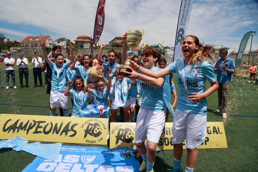 As Celtas levanta el trofeo de la II RC Soccer Cup