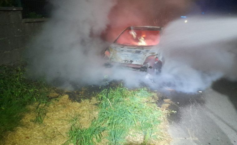 Un incendio de madrugada calcina un coche en la parroquia de Palmeira, en Ribeira, sin dejar heridos