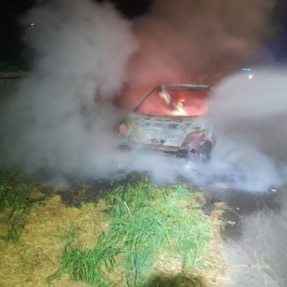 Un incendio de madrugada calcina un coche en la parroquia de Palmeira, en Ribeira, sin dejar heridos