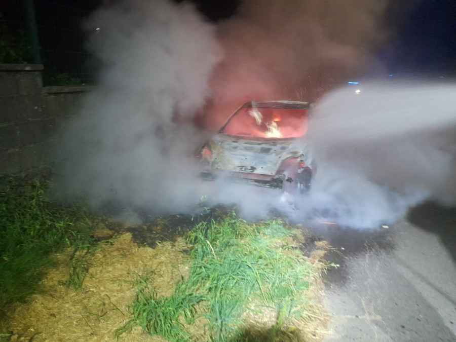 Un incendio de madrugada calcina un coche en la parroquia de Palmeira, en Ribeira, sin dejar heridos