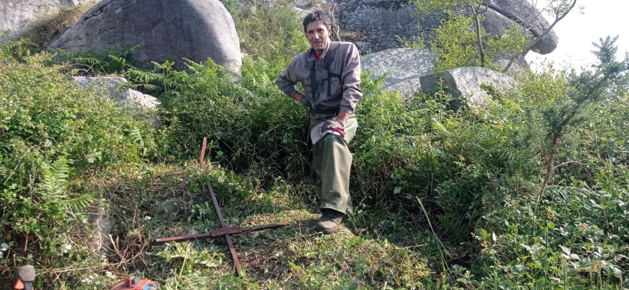 Operarios municipales recuperan la cruz de hierro de Xiabre en el entorno del mirador