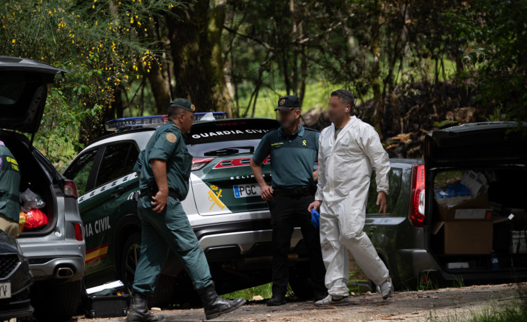 La Guardia Civil regresa a Campo Lameiro en busca de más pruebas sobre el caso de la pareja quemada