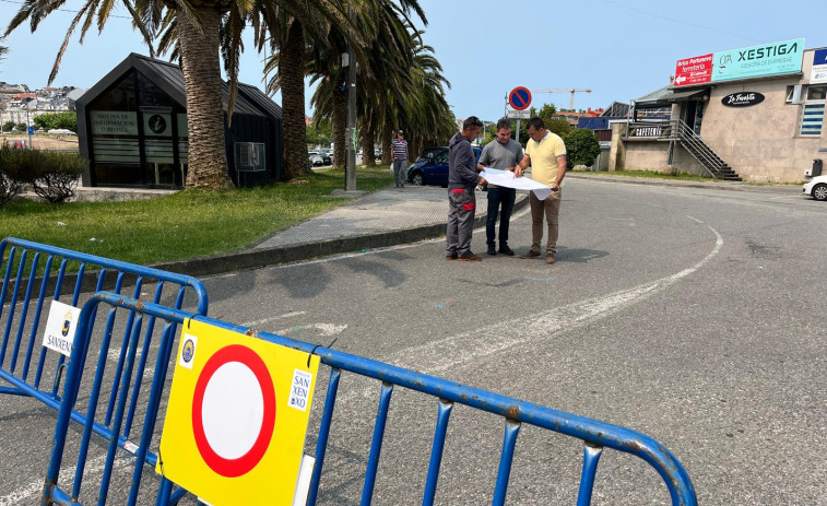 El Concello de Sanxenxo cierra la explanada de Baltar por el pintado de los 159 puestos del mercadillo