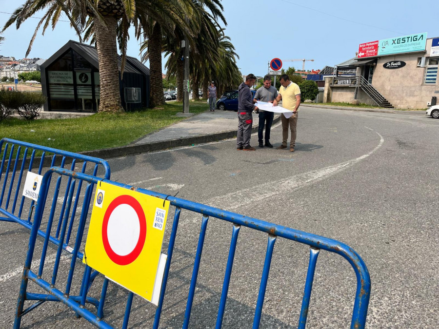 El Concello de Sanxenxo cierra la explanada de Baltar por el pintado de los 159 puestos del mercadillo