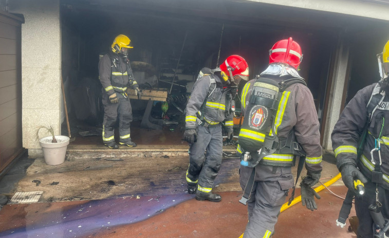 El incendio de una secadora afectó a enseres, electrodomésticos y una moto en un garaje en A Pobra