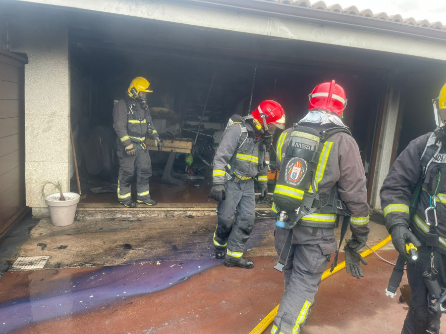 El incendio de una secadora afectó a enseres, electrodomésticos y una moto en un garaje en A Pobra