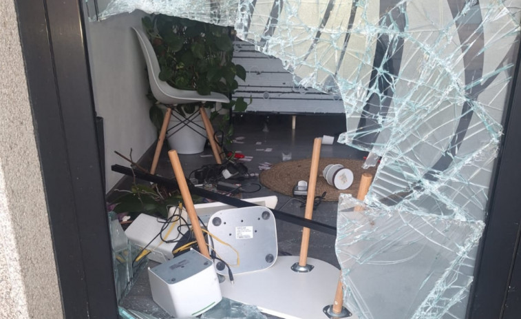 Roban exiguos botines en una peluquería y en una tienda de material deportivo en Ribeira