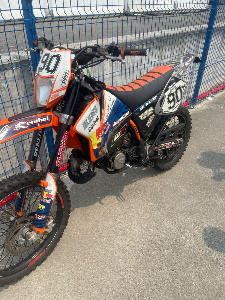 Denunciado un motorista que fue sorprendido participando en una carrera ilegal en el polígono industrial de A Pobra