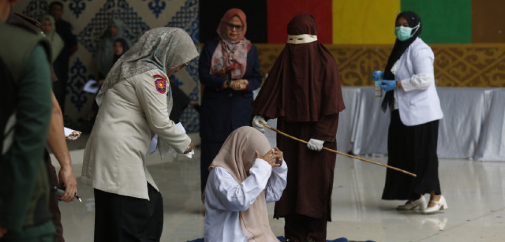 Una mujer recibe 100 latigazos en público en Indonesia por adulterio