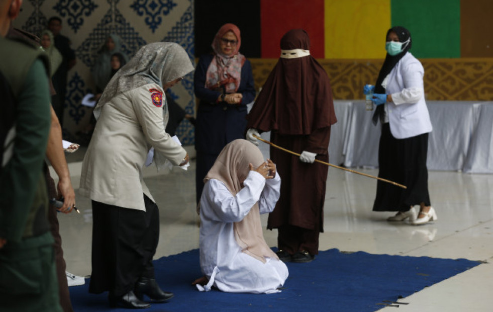 Una mujer recibe 100 latigazos en público en Indonesia por adulterio