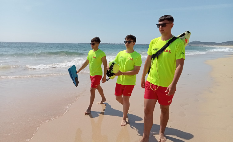 Veintitrés socorristas velarán por la seguridad en cinco playas de Ribeira desde el día 15 de junio