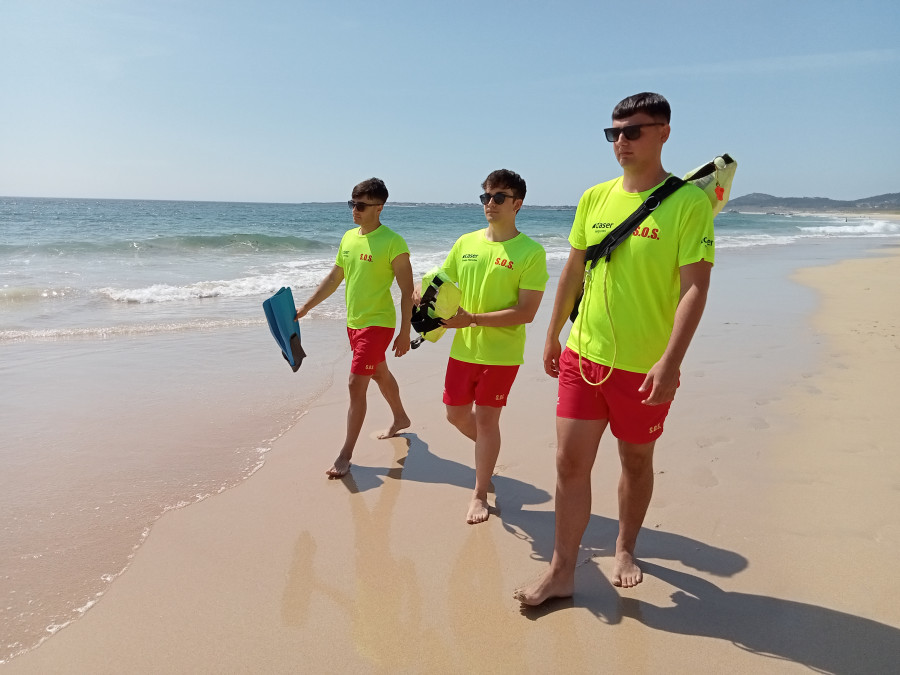 Veintitrés socorristas velarán por la seguridad en cinco playas de Ribeira desde el día 15 de junio