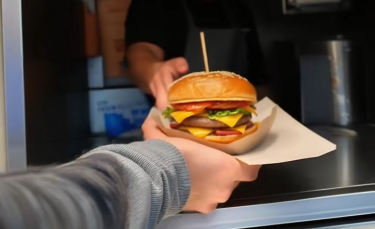 La Praza de España alberga desde hoy y hasta el domingo una competición nacional de hamburguesas