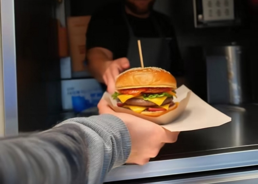 La Praza de España alberga desde hoy y hasta el domingo una competición nacional de hamburguesas