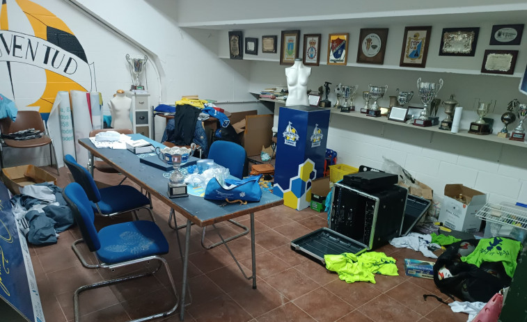 Entran a robar en el campo de fútbol de Burgáns y se llevan un congelador, mercancía de la cantina y maquinaria