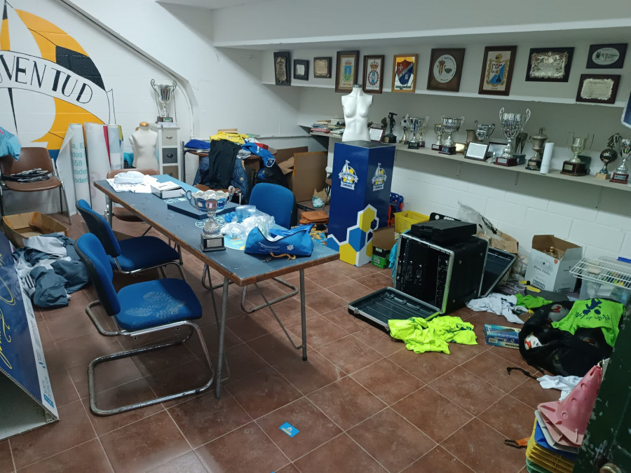 Entran a robar en el campo de fútbol de Burgáns y se llevan un congelador, mercancía de la cantina y maquinaria