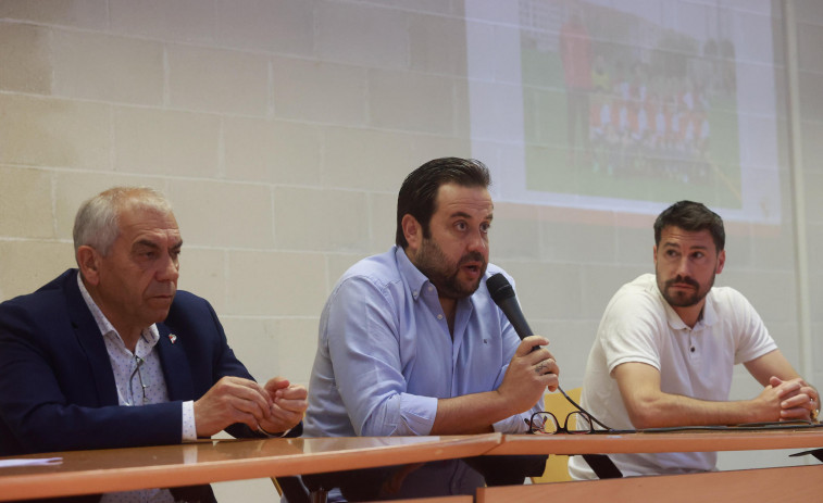 El Arosa fulmina a Dani Abalo diez días después de dar la cara en la asamblea