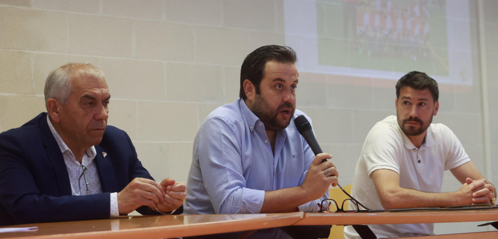 El Arosa fulmina a Dani Abalo diez días después de dar la cara en la asamblea