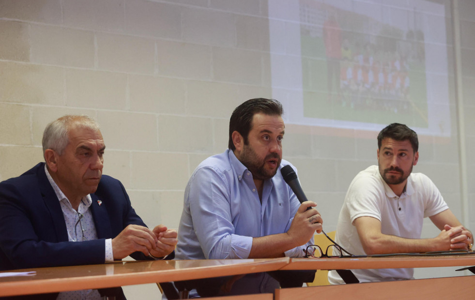 El Arosa fulmina a Dani Abalo diez días después de dar la cara en la asamblea
