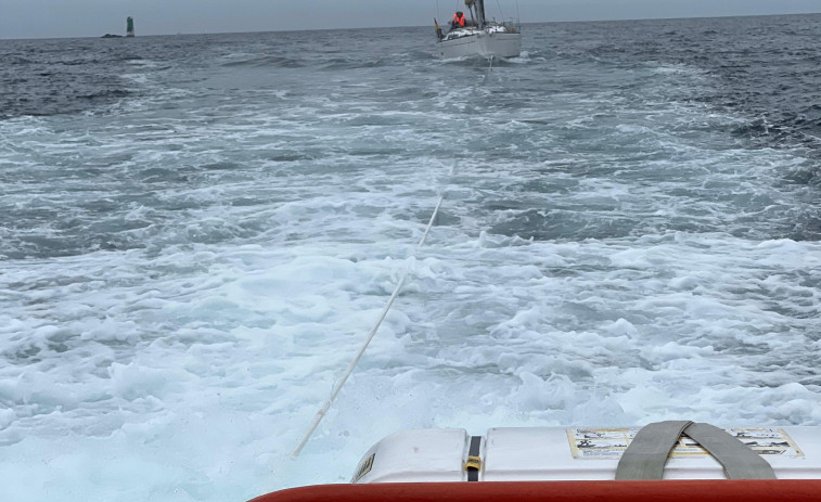 Remolcan a un velero con dos tripulantes tras quedar a la deriva cuando navegaba cerca de O Grove