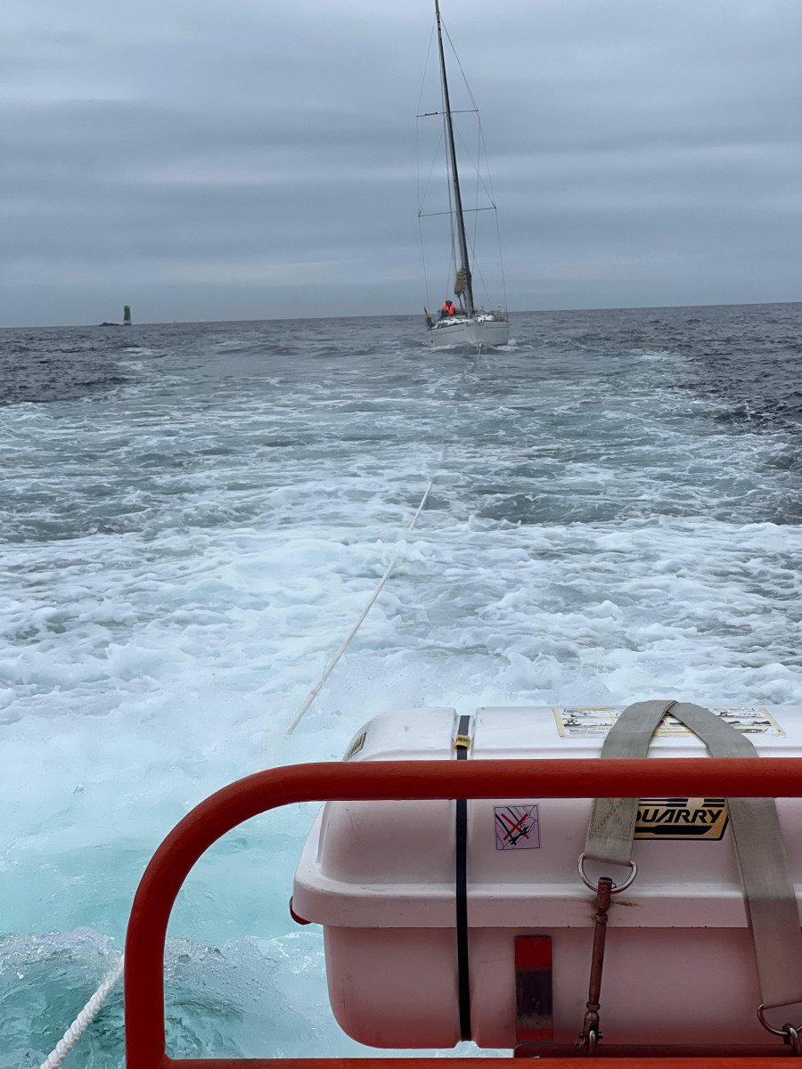 Remolcan a un velero con dos tripulantes tras quedar a la deriva cuando navegaba cerca de O Grove
