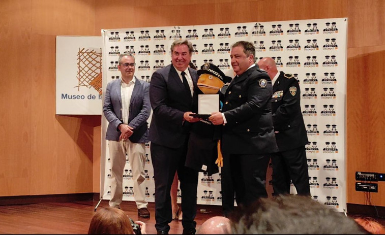 El Policía Local de Sanxenxo, Abelardo Martínez, recoge en Valladolid una medalla de oro por su compromiso con la seguridad vial
