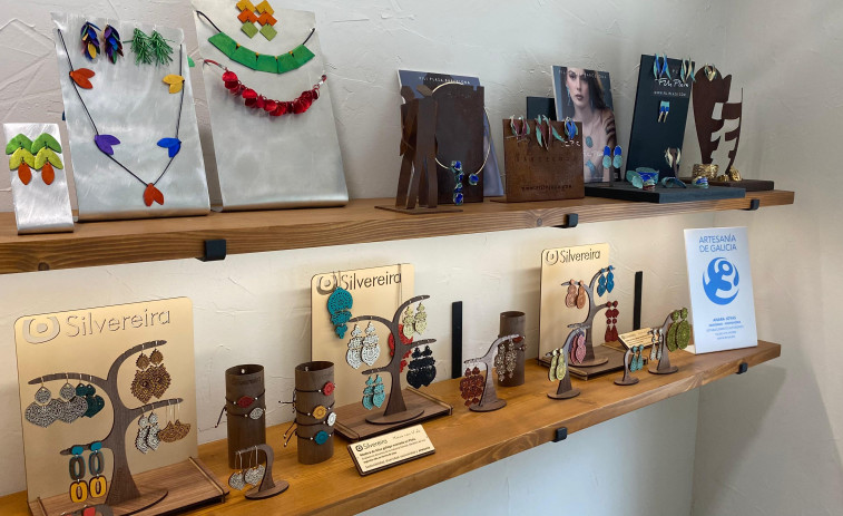 Anara Joyas inaugura una nueva tienda de complementos artesanales en Sanxenxo