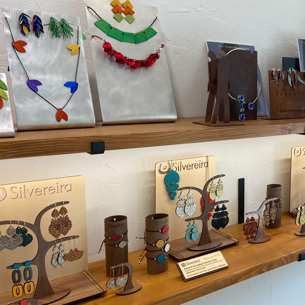 Anara Joyas inaugura una nueva tienda de complementos artesanales en Sanxenxo