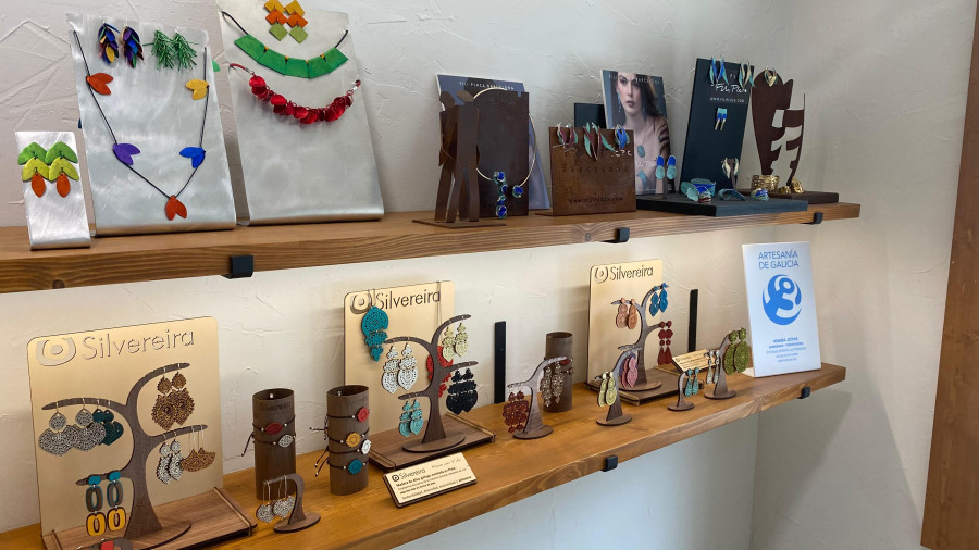 Anara Joyas inaugura una nueva tienda de complementos artesanales en Sanxenxo